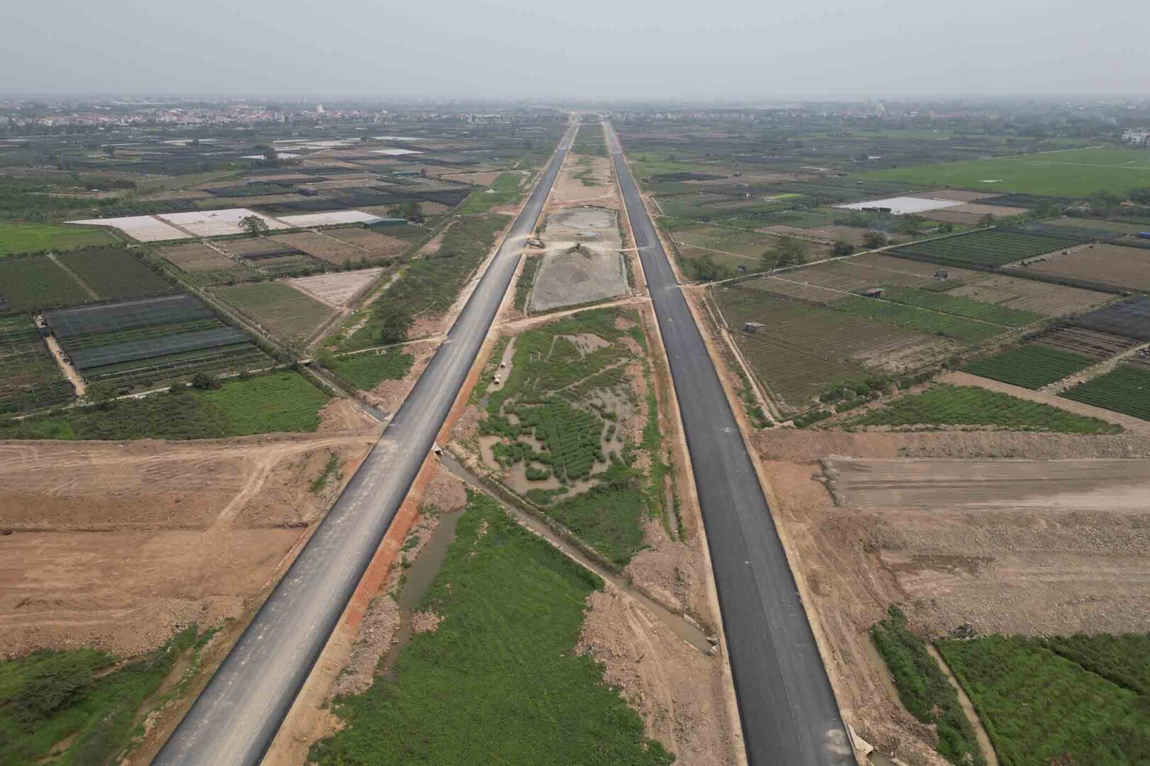 Đường song hành Vành đai 4 đoạn qua huyện Đan Phượng (Hà Nội) đã được thảm nhựa mặt đường. Ảnh: Hữu Chánh